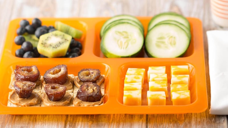 Bento-Box-with-Peanut-Butter-and-Date-Cracker-Bites