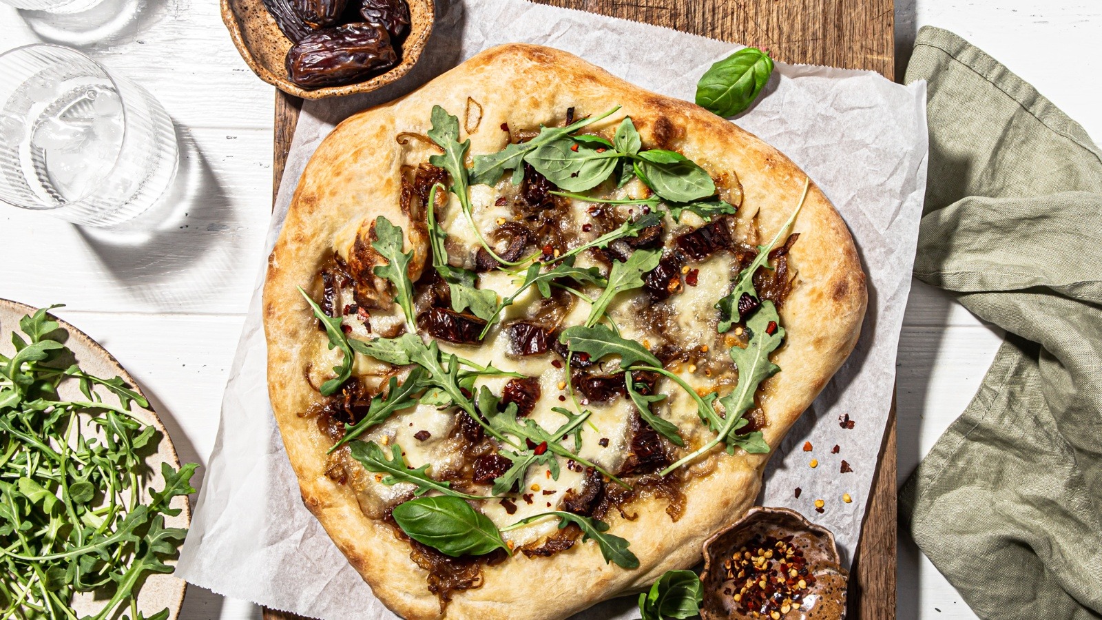 Summer pizza with dates and arugula _ 1600x900